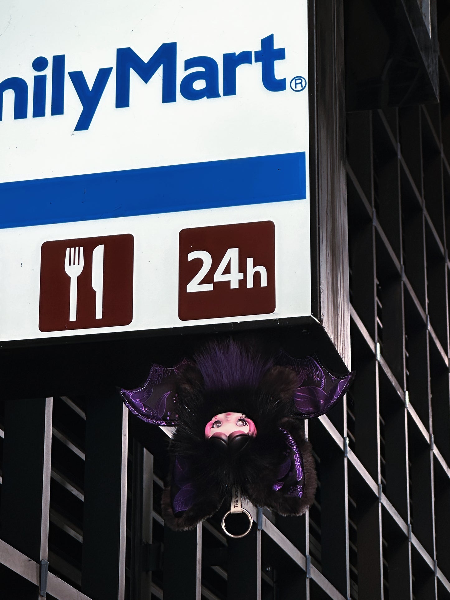 SP Original Design Upside‑Down Hanging Bat